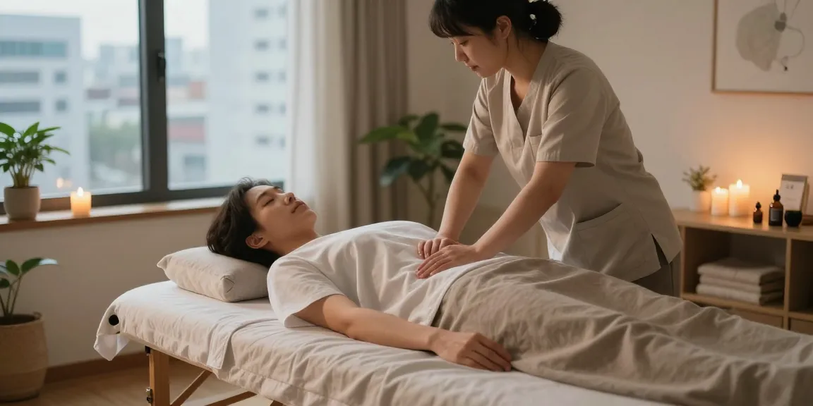 서울출장마사지 이용자가 편안하게 마사지를 받는 모습과 아늑한 분위기